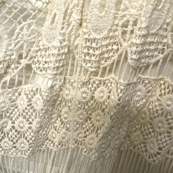 Beautiful Detailed Sleeveless Cardigan - Picture 3 of 4